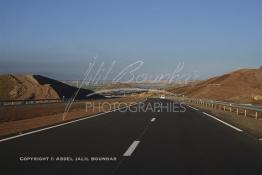 Image du Maroc Professionnelle de  Un virage près du fleuve Oum Errabia aux environ de Marrakech sur l'autoroute Marrakech - Casablanca, Mardi 15 Janvier 2008. (Photo / Abdeljalil Bounhar) 